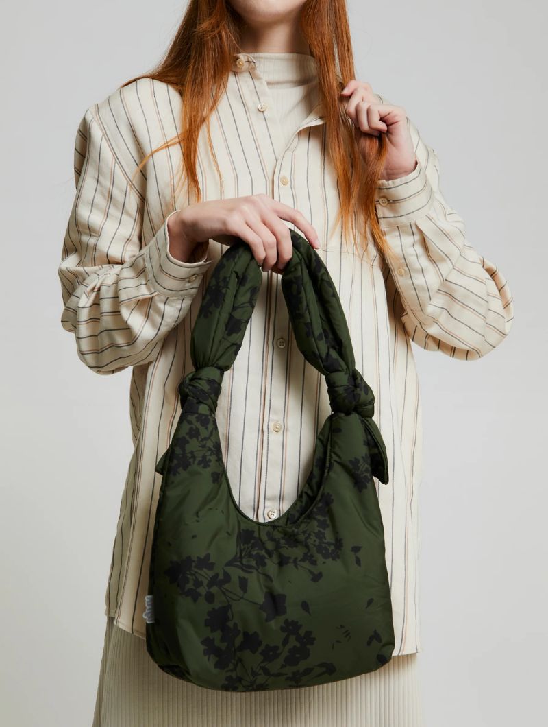 Bolso pequeño acolchado ajustable de tejido reciclado - Imagen 3