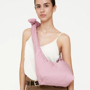 Bolso pequeño acolchado ajustable de tejido reciclado