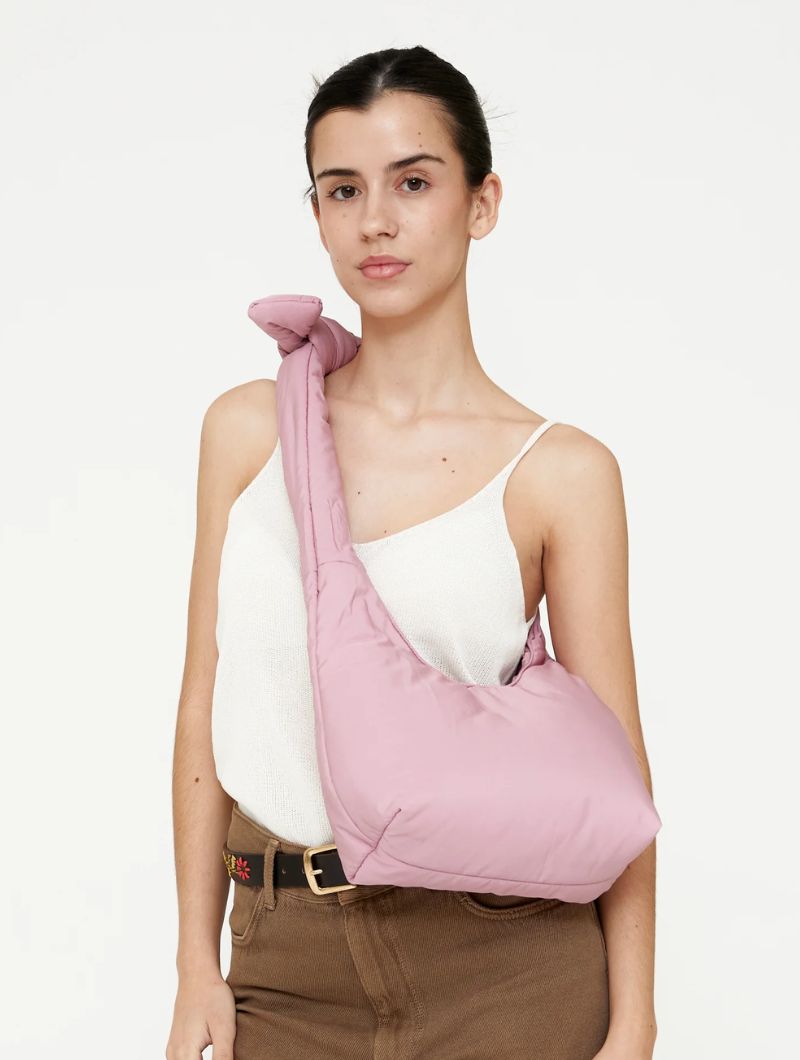 Bolso pequeño acolchado ajustable de tejido reciclado