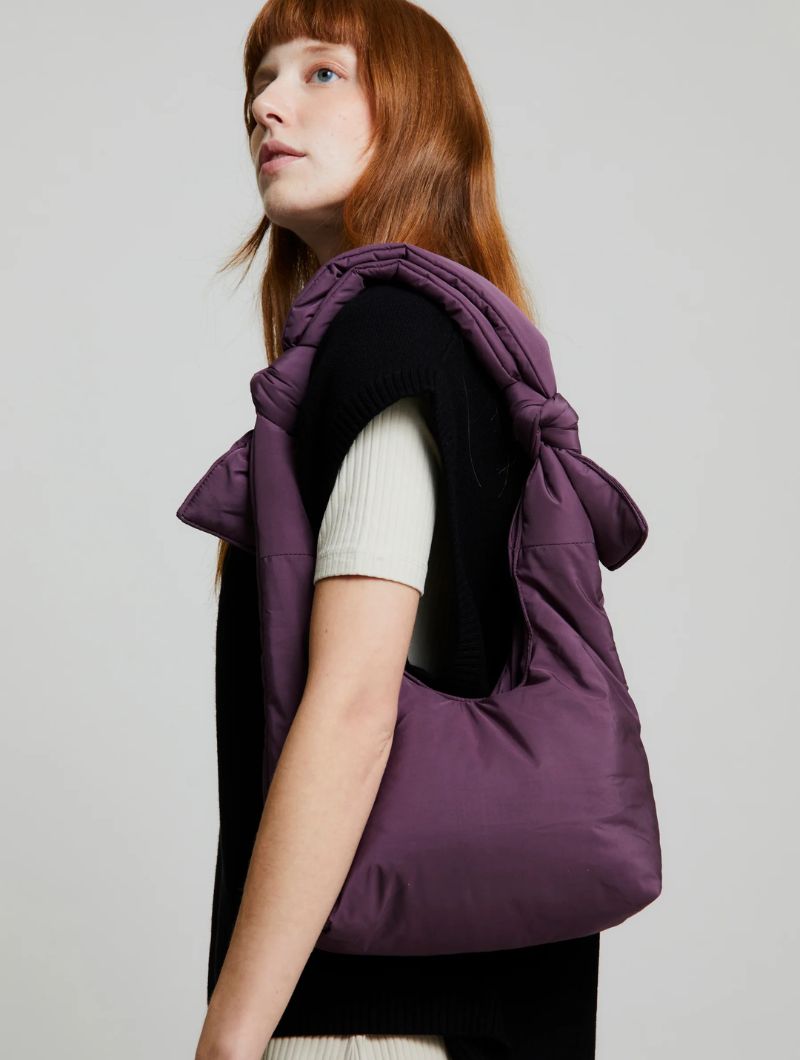 Bolso pequeño acolchado ajustable de tejido reciclado - Imagen 9