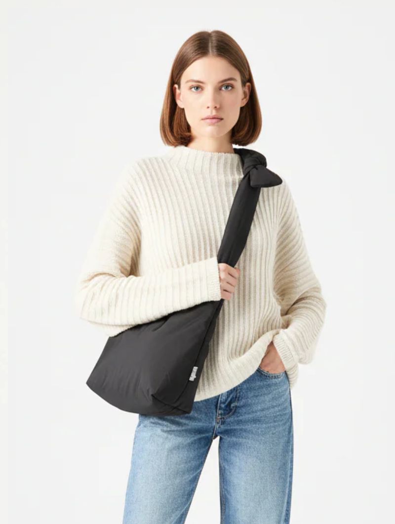 Bolso pequeño acolchado ajustable de tejido reciclado - Imagen 4
