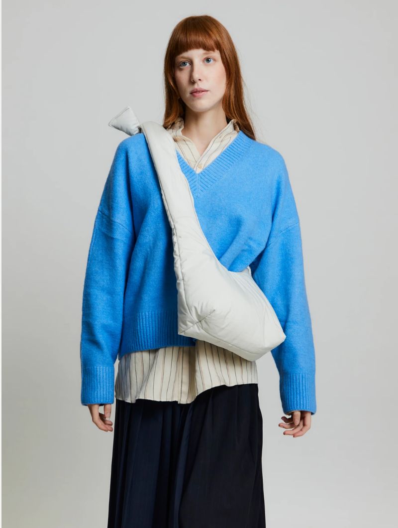 Bolso pequeño acolchado ajustable de tejido reciclado - Imagen 7