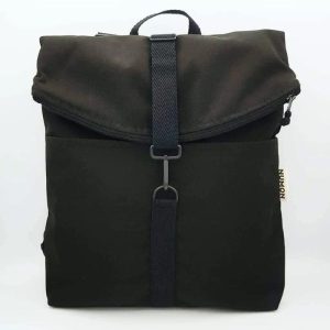 Mochila negra de tela reciclada
