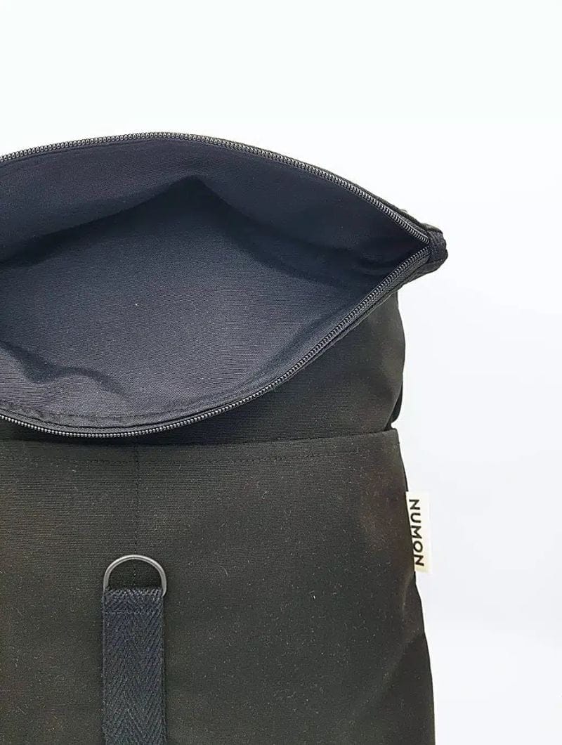 Mochila negra de tela reciclada - Imagen 4